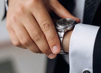 uomo che si guarda l'orologio al polso