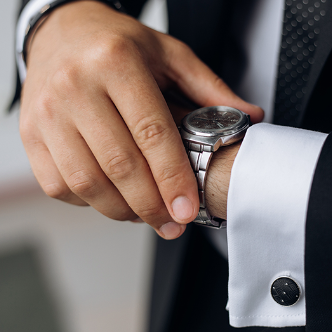 uomo che si guarda l'orologio al polso